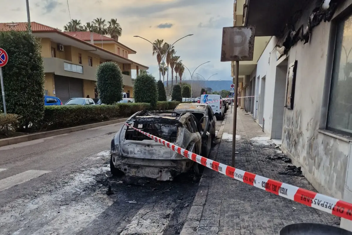 L'auto incendiata ad Alghero (foto Fiori)
