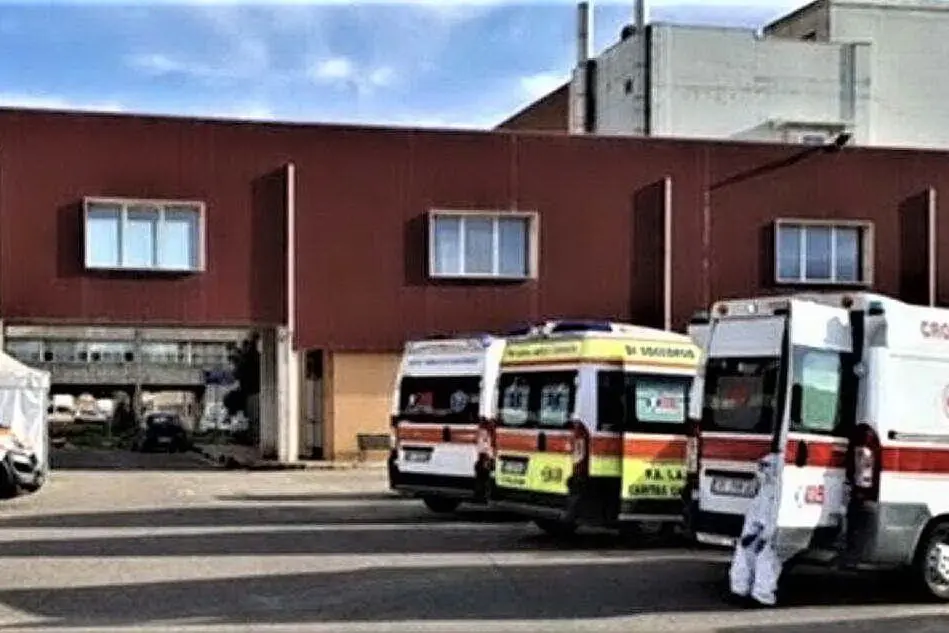 Le ambulanze in fila (foto Sanna)