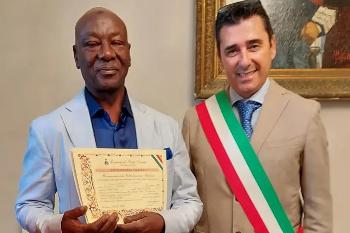 Lamine Diakhate riceve il riconoscimento dal sindaco Mulas (Foto Pala)