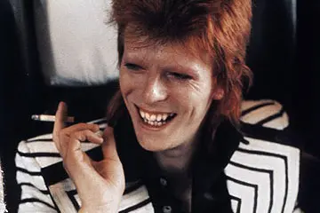E' la notte tra il 10 e l'11 gennaio 2016 quando David Bowie muore in una località non nota ma presumibilmente in una clinica oncologica di New York. Solo due giorni prima, l'8 gennaio 2016, giorno del suo 69º compleanno, era uscito l'album in studio Blackstar (stilizzato come ★) mentre il 7 era stato diffuso il video del brano "Lazarus". Tuttora non sono chiare le circostanze della morte. E' possibile che Bowie si sia avvalso di una programmata pratica di eutanasia per l'irrimediabile aggravarsi di un tumore al fegato, contro il quale ha combattuto segretamente per circa 18 mesi. La notizia fu divulgata nel suo profilo Facebook ufficiale mentre nei giorni successivi lo stesso produttore Robert Fox, amico di Bowie, rivelò che gli aveva confidato di voler intraprendere una nuova cura sperimentale contro il cancro. Il suo ultimo album ha scalato immediatamente le classifiche: Amazon.com rivelò di avere esaurito ogni edizione, sia in vinile che in formato CD, e di non aver registrato mai un tale numero di vendite in così poco tempo. (Unioneonline/D)