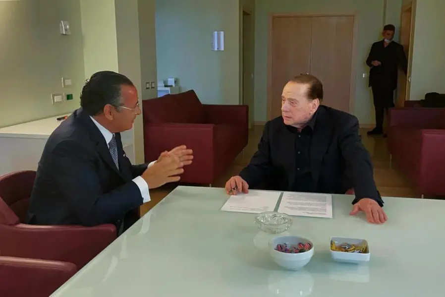 Silvio Berlusconi con il vicepresidente del gruppo San Donato, Kamel Ghribi (Ansa)