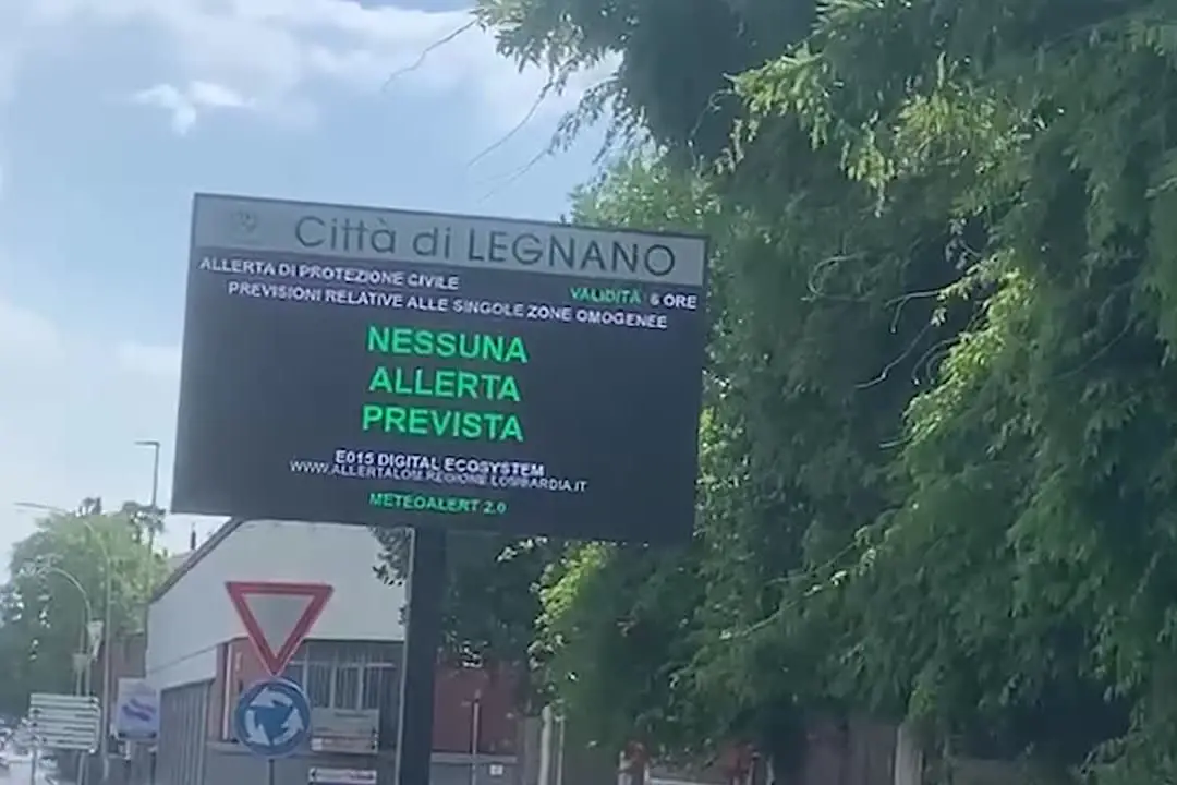 Maltempo: violenta grandinata con vento nel Milanese, caduta di alberi e cartelloni