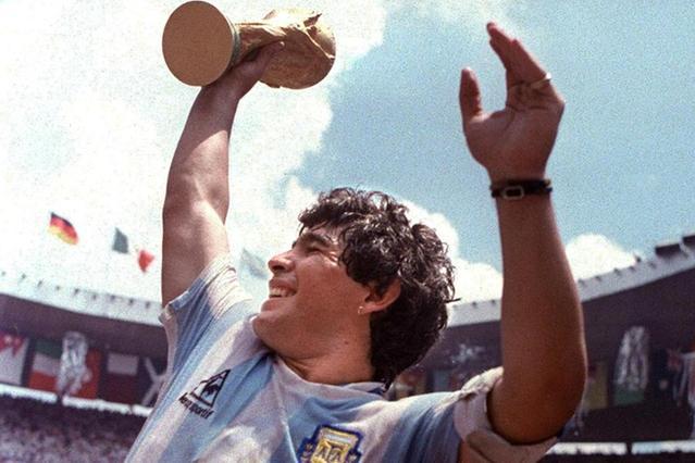El Pibe de Oro con la Coppa del Mondo del 1986