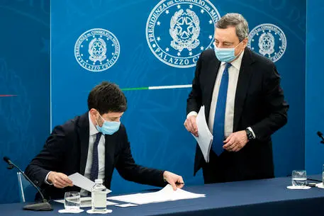 Mario Draghi e Roberto Speranza (Ansa)