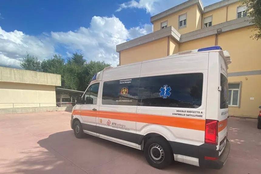 Ambulanza davanti all’ospedale San Camillo di Sorgono (L'Unione Sarda)
