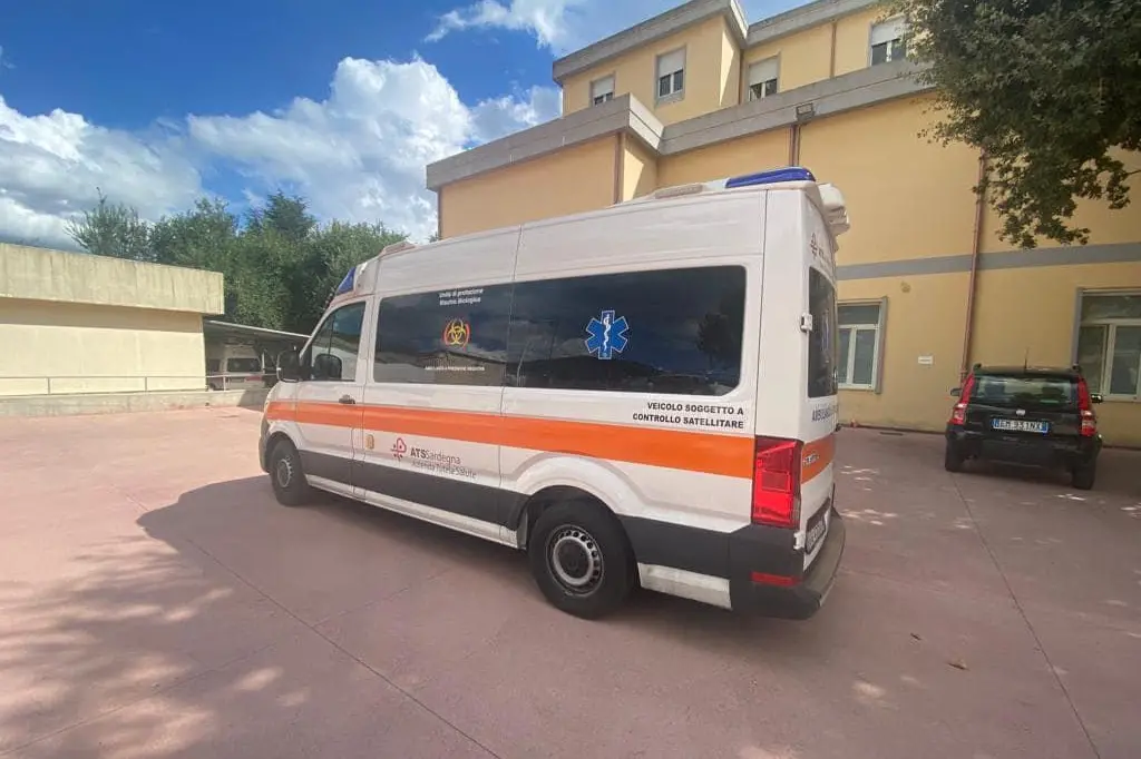 Ambulanza davanti al San Camillo di Sorgono (Archivio)