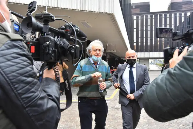 Lo psicoterapeuta Claudio Foti, al centro (Ansa)