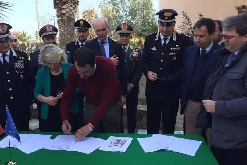Matteo Salvini firma per la consegna dell'edificio ai Carabinieri (foto Gianluigi Deidda)