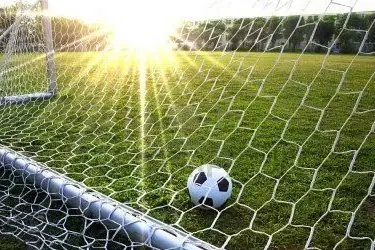 Un pallone su un campo in erba - foto simbolo