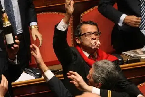Il senatore di An Nino Strano s'ingozzò di mortadella per festeggiare la caduta del governo Prodi