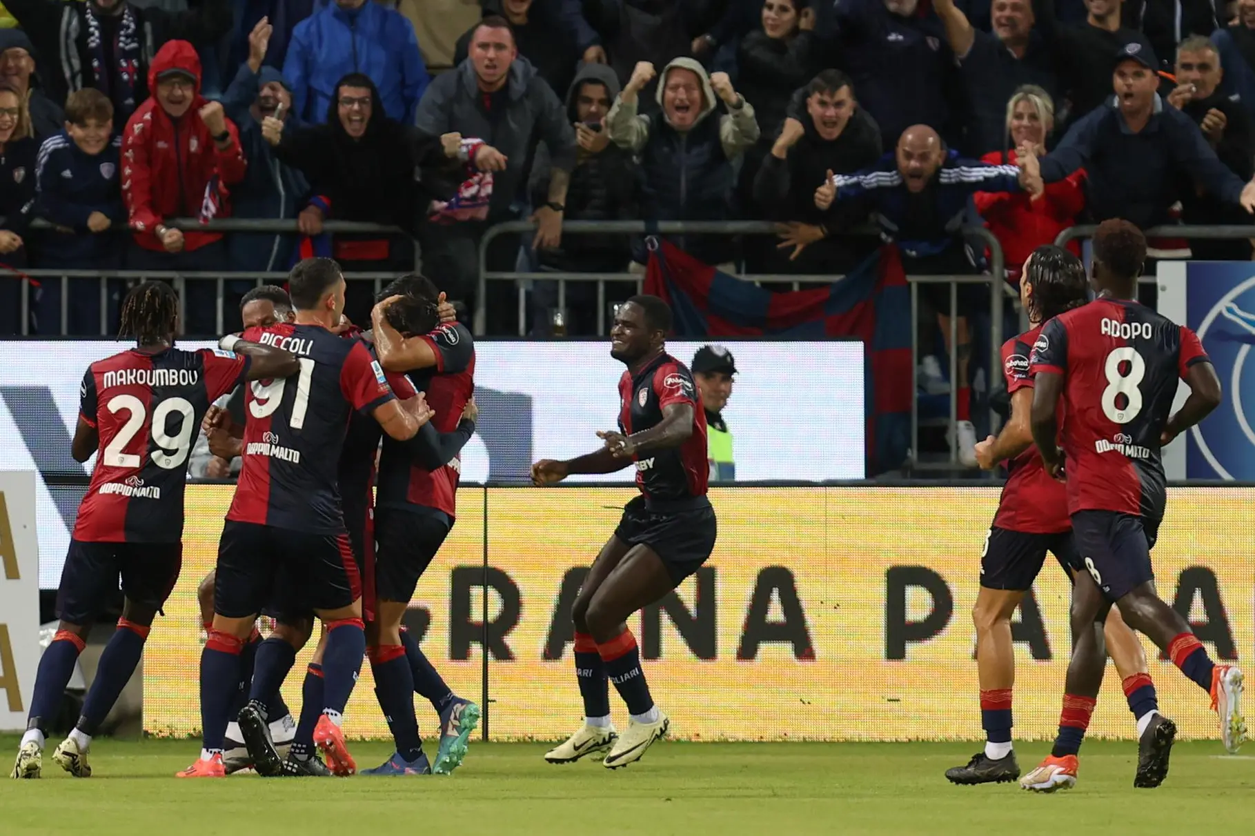 L'esultanza del Cagliari per il gol di Nicolas Viola contro il Torino (foto Fabio Murru)