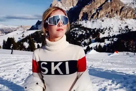 L'influencer in vacanza sulla pista da sci (foto Instagram)
