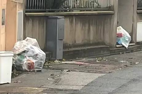 San Vito, rifiuti fuori dalle abitazioni