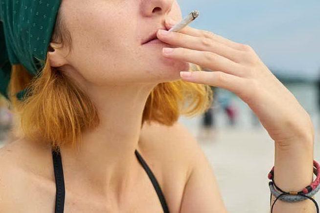 Giusto vietare il fumo in tutte le spiagge della Sardegna?