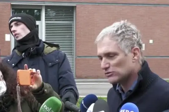 Crans-Montana, il padre di un italiano ferito: "Sta male, ma è vivo"