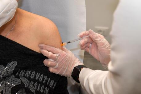 Vaccini, Aifa: “Con seconde e terze dosi diminuiscono le reazioni avverse”