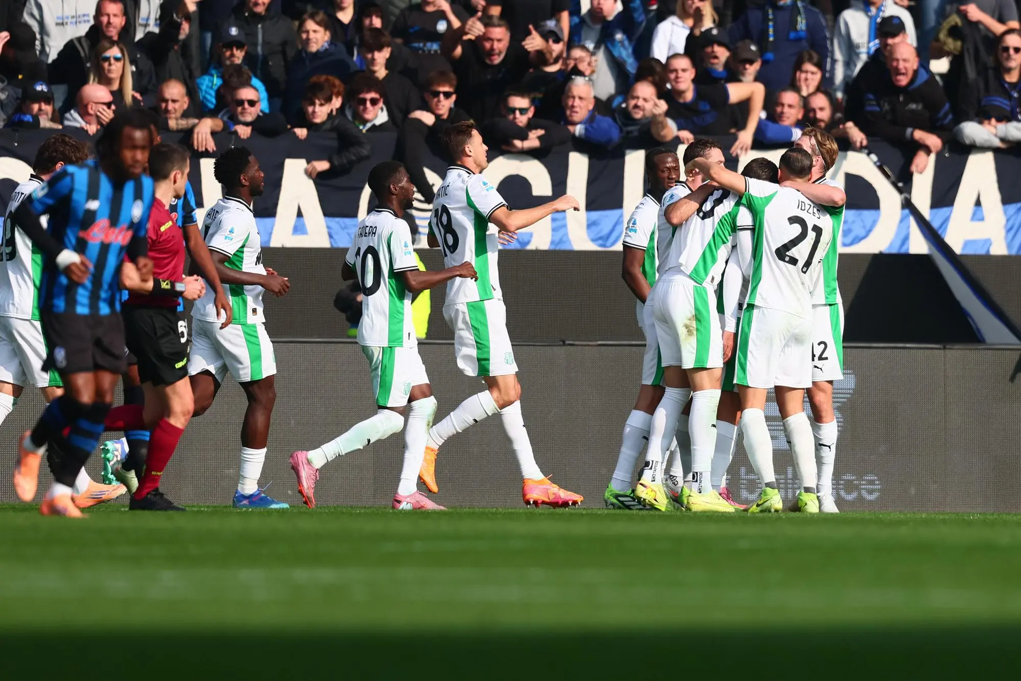 Sassuolo's Domenico Berardi celebrates with teammates after goal 0-1 during the Italian Serie A soccer match Atalanta BC vs US Sassuolo at New Balance Arena in Bergamo, Italy, 9 november 2025. ANSA/MICHELE MARAVIGLIA