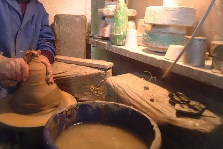 Un artigiano al lavoro