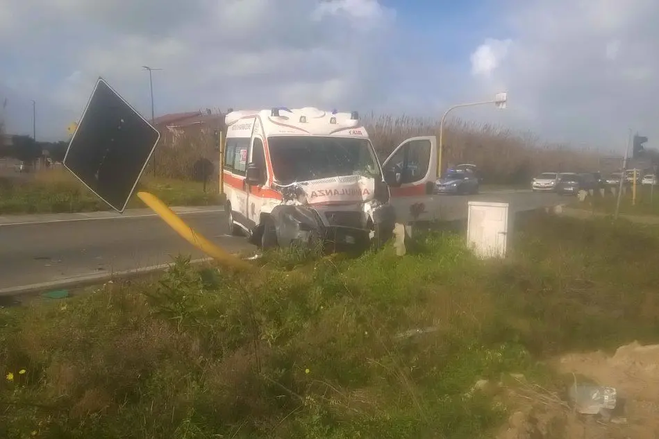 L'ambulanza distrutta nell'incidente (foto L'Unione Sarda/Scano)