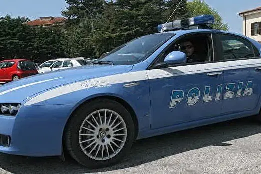 Un'auto della polizia (foto Youtube)