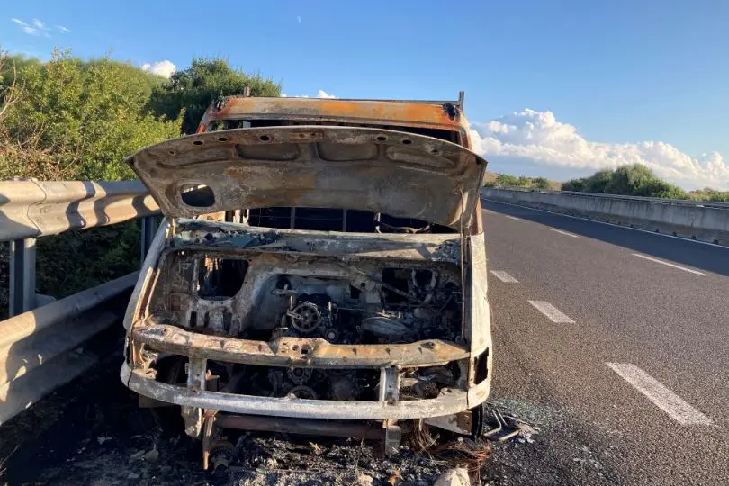 Il camion divorato dalle fiamme (L'Unione Sarda - Pala)