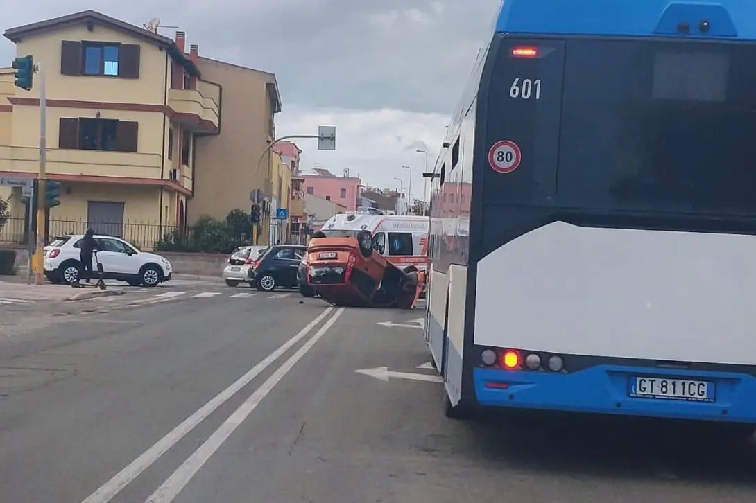 L'auto ribaltata