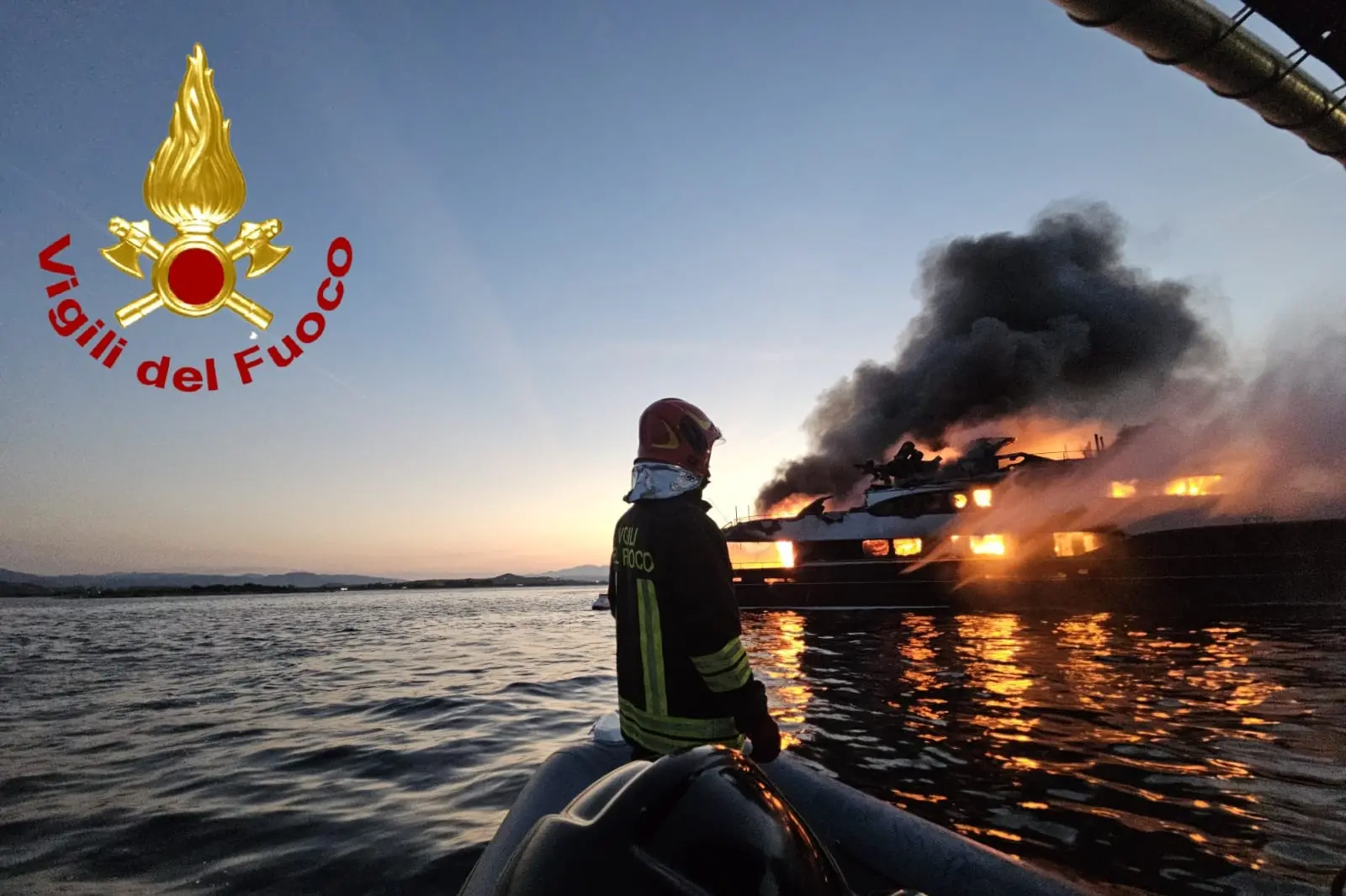 Lo yacht in fiamme e i soccorsi all'opera (foto vigili del fuoco)