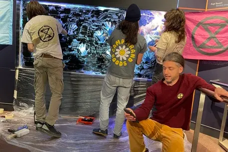 I tre manifestanti al museo di Bolzano (foto Ansa)