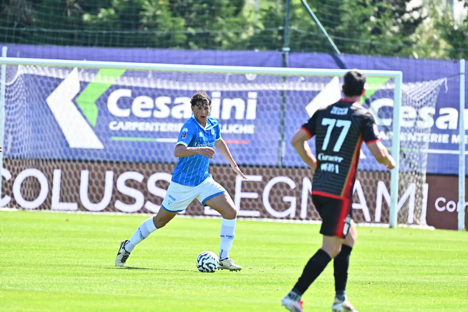 La Torres chiude in 10 ma ottiene il pareggio sul campo del Pineto Zecca, di spalle, ha segnato ma la rete è stata annullata (foto ufficio stampa Pineto)