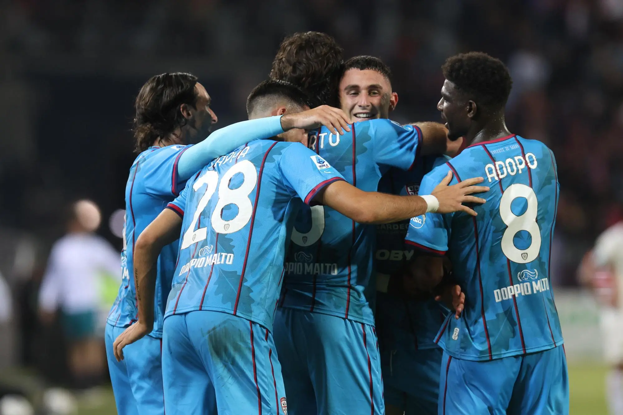 L'esultanza del Cagliari per uno dei gol contro il Venezia (foto Ansa)