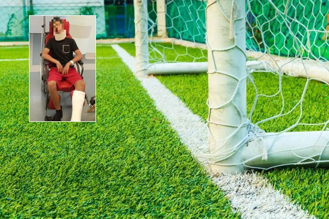 Nel riquadro, il portiere di 13 anni picchiato durante una partita Under 14