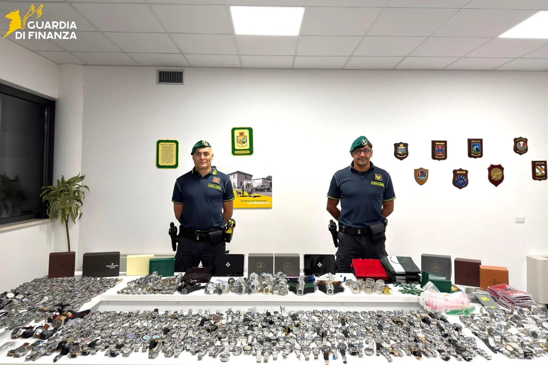 Centinaia di Rolex e Cartier “patacca” nascosti nei barattoli di tintura: a Olbia la «base logistica del falso» Orologi contraffatti a Olbia (foto Guardia di finanza)