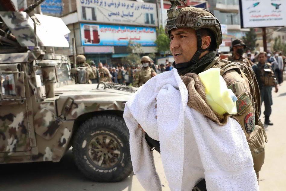 Un militare con i braccio un neonato dopo l'attacco dei giorni scorsi all'ospedale a Kabul