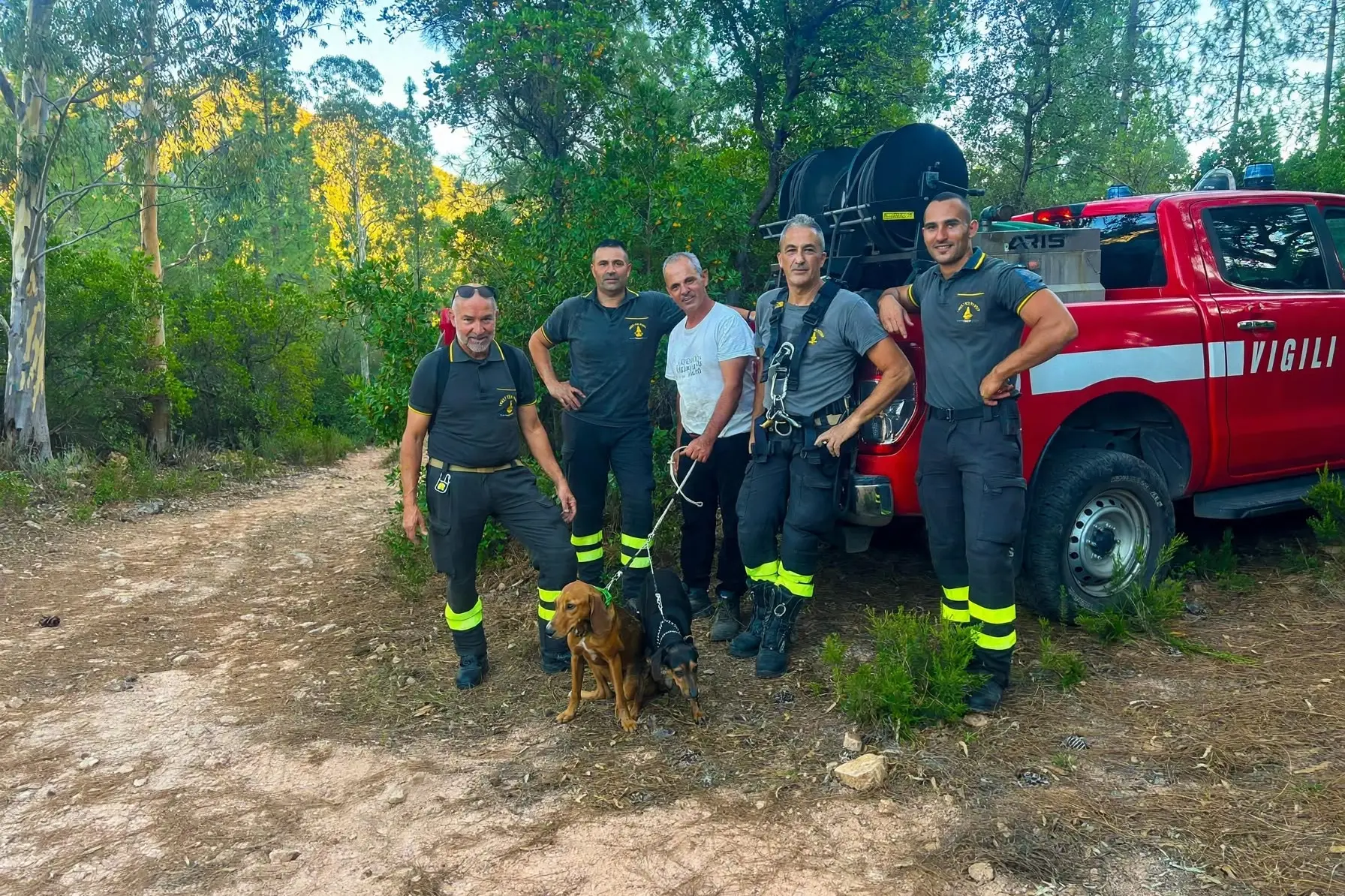 I vigili del fuoco di Tortolì insieme al padrone del cane