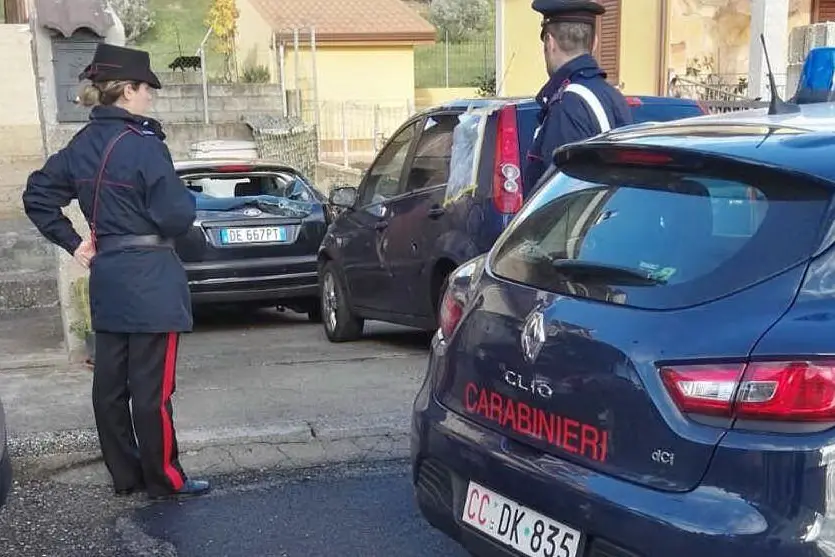 I carabinieri nel luogo dell'attentato