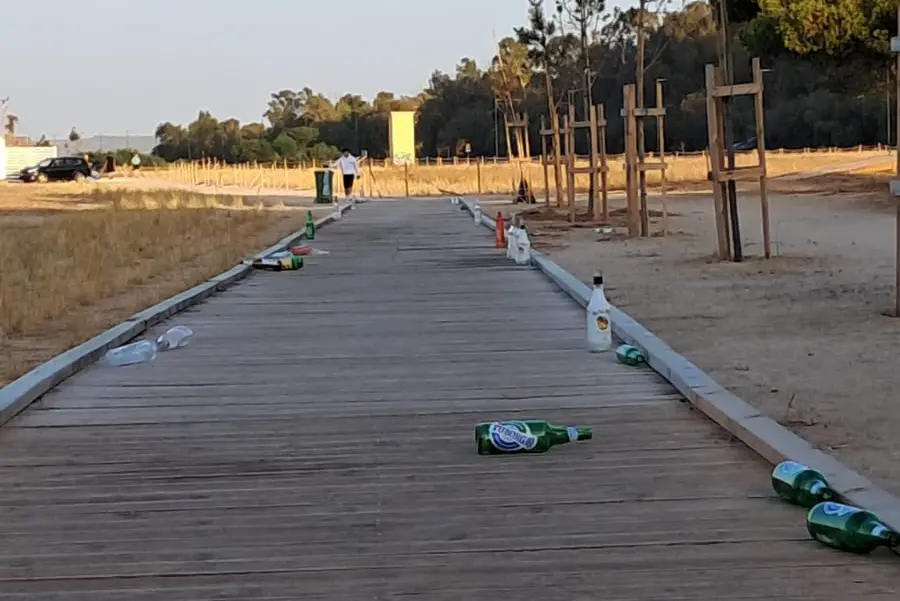 Bottiglie lasciate sulla passerella