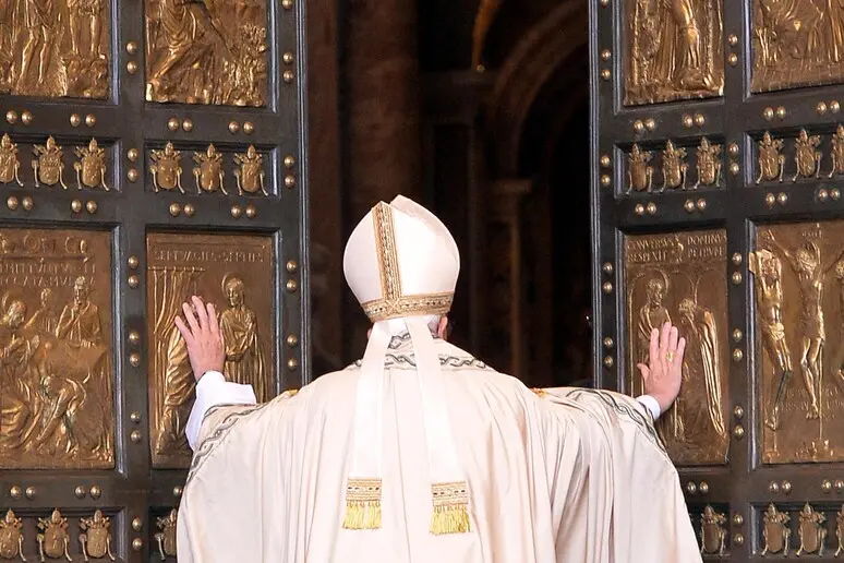 Il Papa apre la Porta Santa (Ansa)