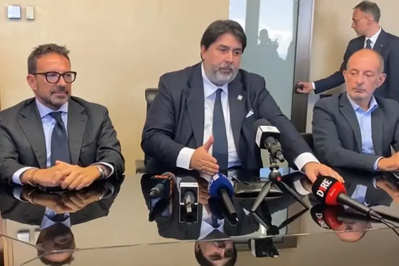 Solinas in conferenza stampa per la presentazione della nuova Giunta (L'Unione Sarda)