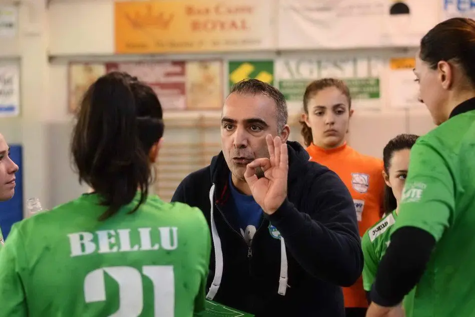 Roberto Deiana a colloquio con le sue giocatrici (Foto Leandro Zampieri)