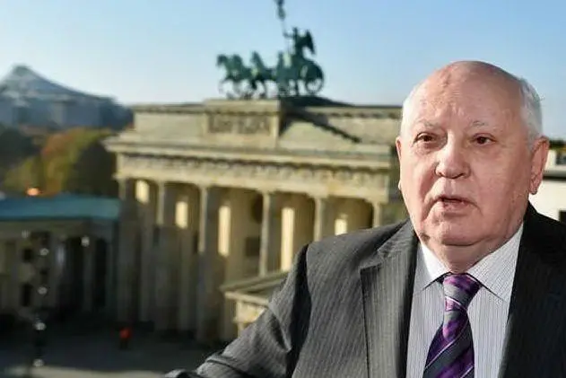 Mikhail Gorbaciov alla porta di Brandeburgo (foto Ansa/Epa)