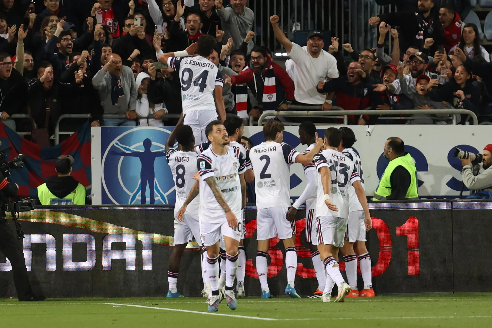 Sebastiano Esposito esulta per il gol in Cagliari-Torino di Serie A (foto Ansa)