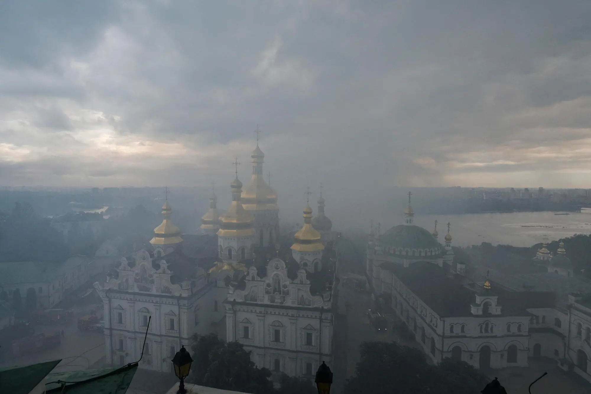 Raid sulla Cattedrale della Dormizione a Kiev, Zelensky: «Da Putin messaggio a Ue e G7» epaselect epa13038225 Ukrainian rescuers work at the site of a Russian strike on the Dormition Cathedral in Kyiv Pechersk Lavra in Kyiv, Ukraine, 15 June 2026, amid the Russian invasion of Ukraine. At least four people were killed and 25 people were injured, including two children, after a massive combined Russian overnight attack in Kyiv. Russia used more than 610 drones and more than 70 missiles of different types during the attack on Ukraine, according to the State Emergency Service. EPA/SERGEY DOLZHENKO