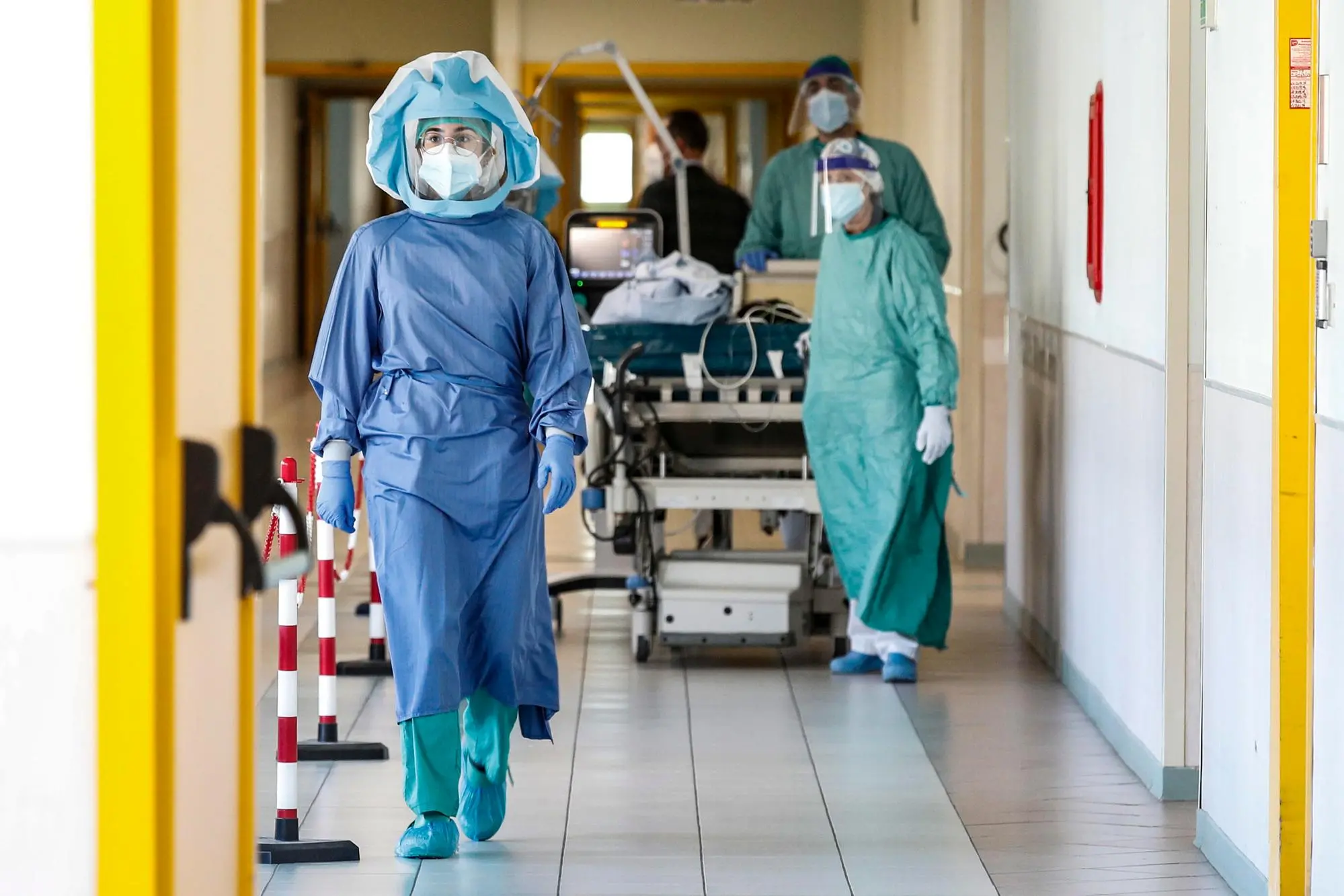 Health workers wearing overalls and protective masks in the intensive care unit of the Tor Vergata hospital during the second wave of the Covid-19 Coronavirus pandemic, Rome, Italy, 26 November 2020. ANSA/GIUSEPPE LAMI