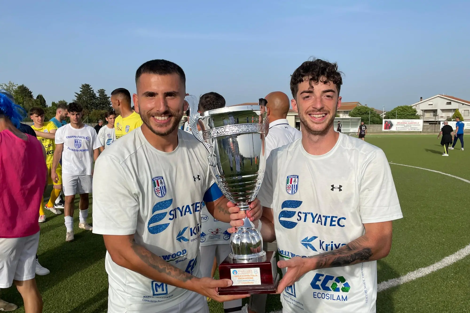 Matteo Saias (a sinistra) e Tomaso Arzu con la Coppa Italia Promozione vinta dal Monastir (foto Spignesi)