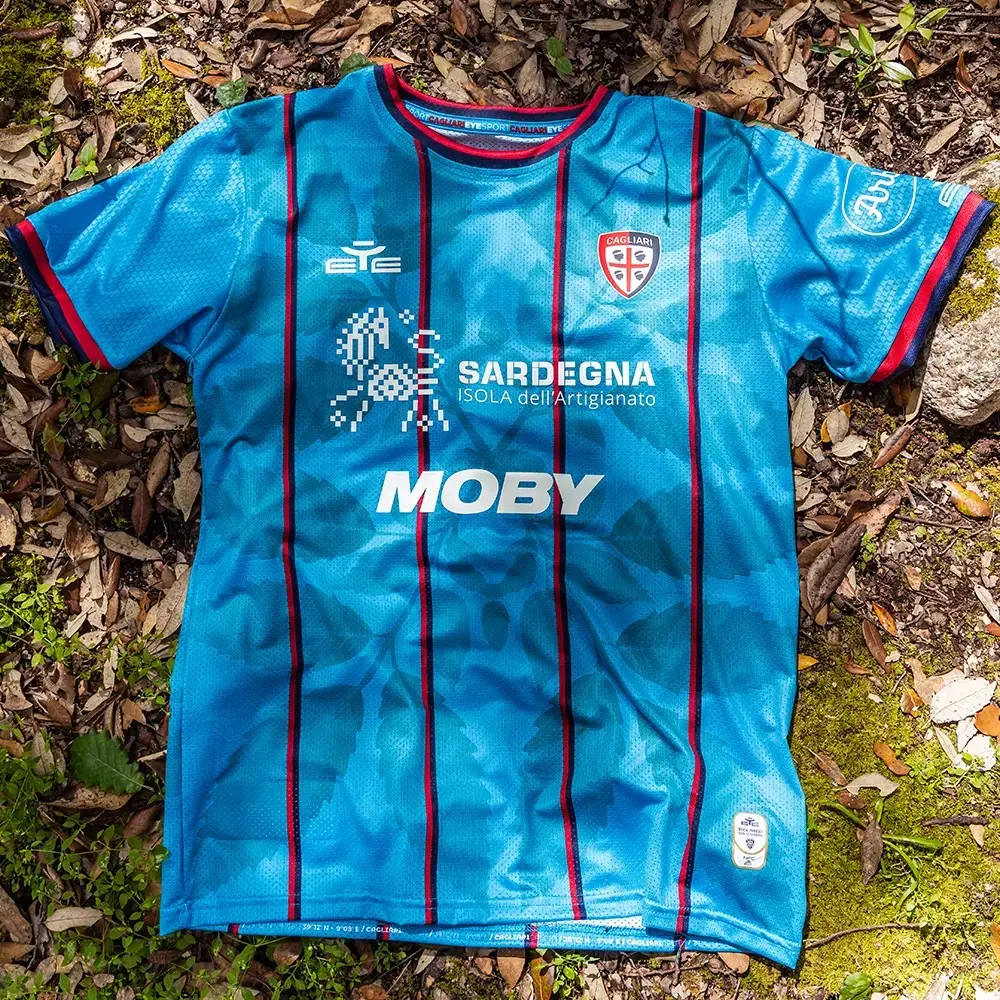 Il fronte della terza maglia del Cagliari per la stagione 2025-2026 (foto Cagliari Calcio)