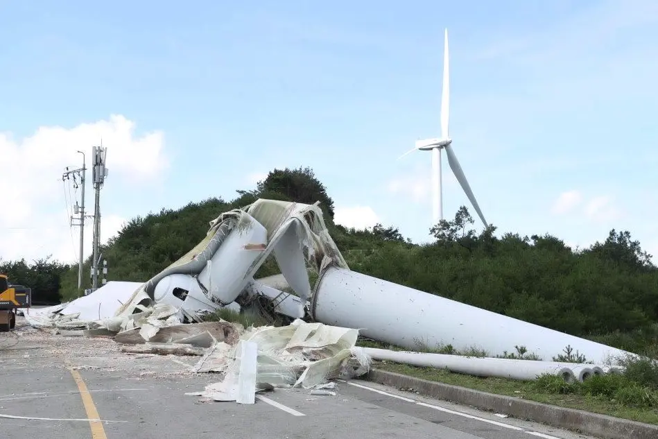 Una pala eolica crollata dopo il passaggio del tifone (Ansa - Yonhap)