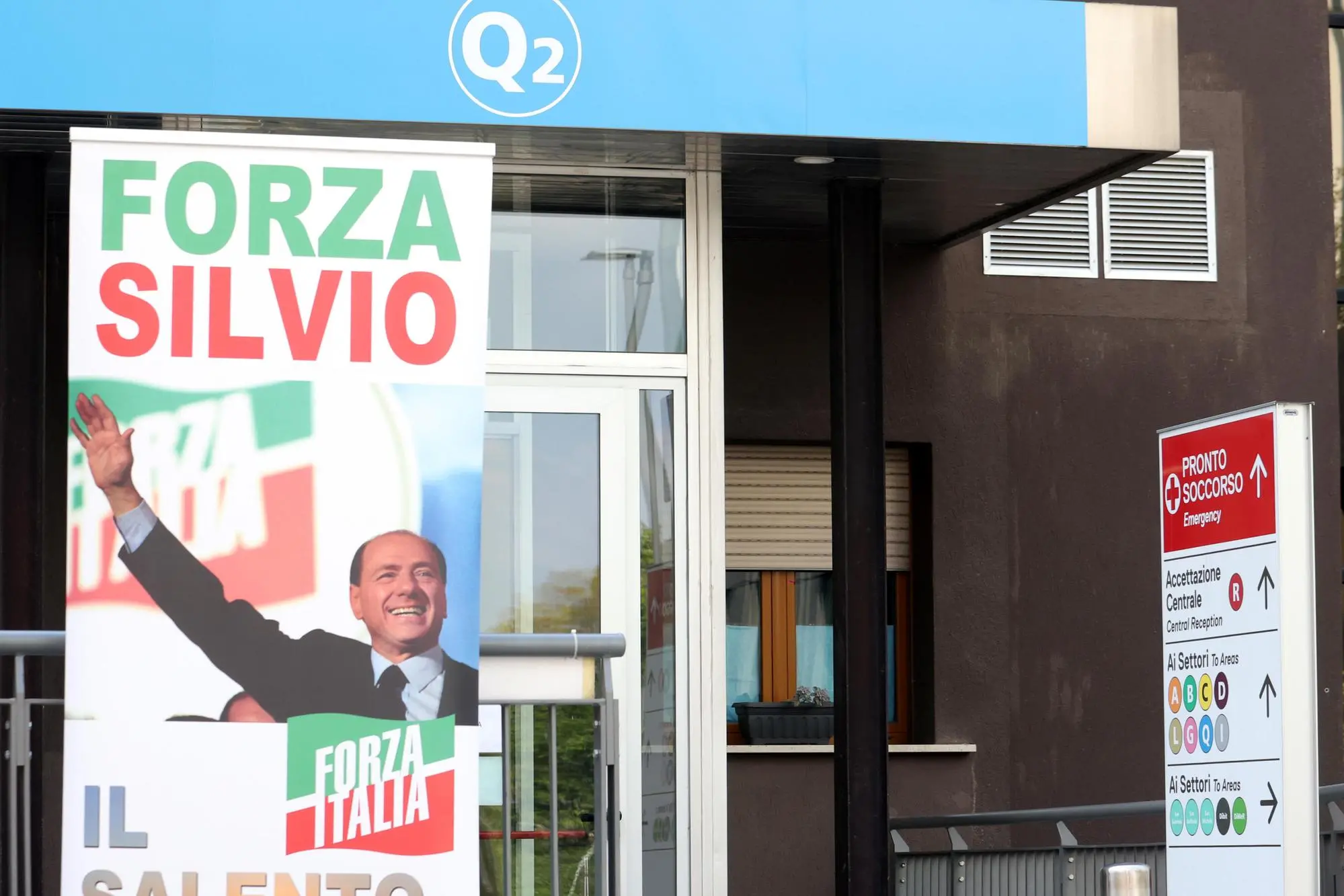 Lo striscione per Berlusconi fuori dal San Raffaele (Ansa)