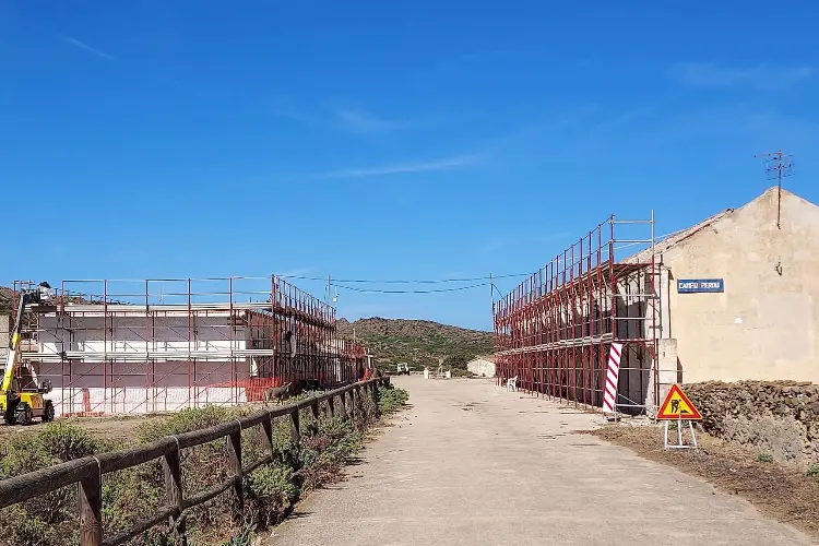 A sinistra l'ex carcere di Campu Perdu e a destra caserma Monda (foto concessa)