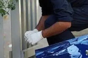 Un artificiere al lavoro