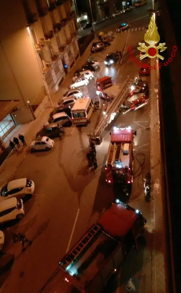I vigili del fuoco intervenuti ieri in viale Colombo